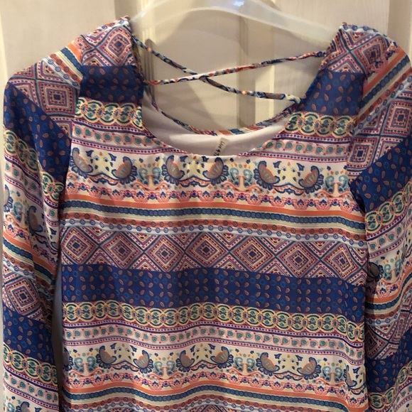 Woman’s Pattern Shirt - Picture 2 of 3